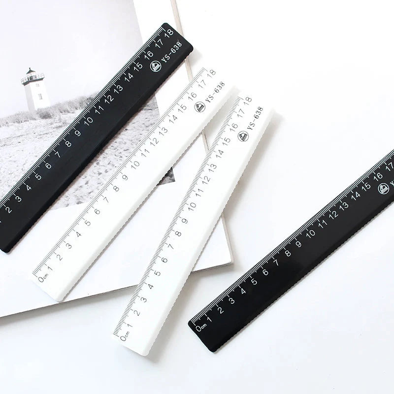 18cm ruler black and white